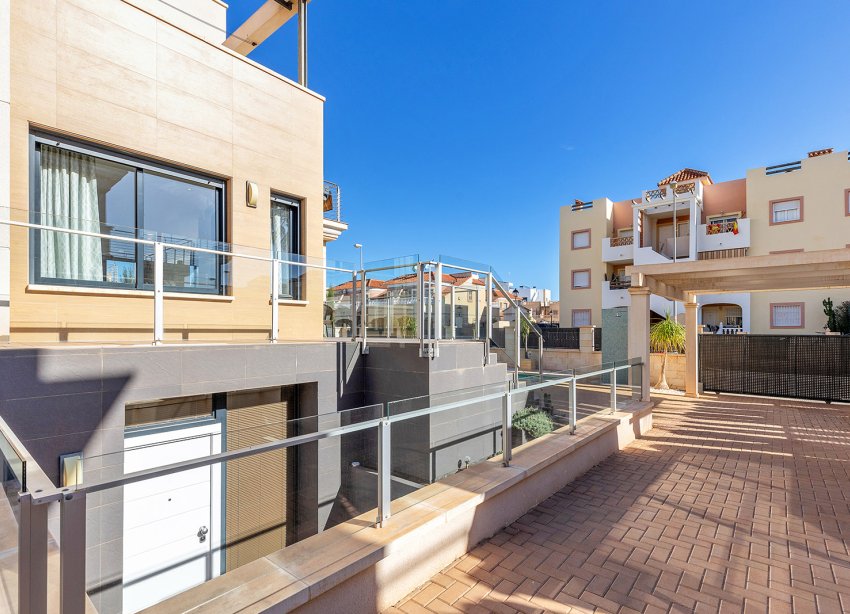 Resale - Villa / House - Orihuela Costa - La Zenia