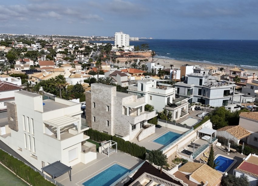 Resale - Villa / House - Orihuela Costa - La Zenia