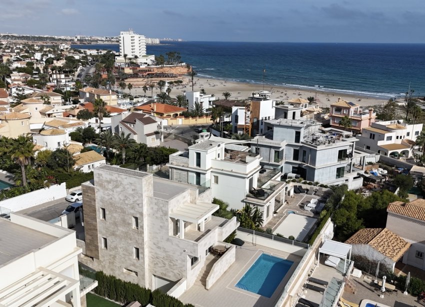 Resale - Villa / House - Orihuela Costa - La Zenia