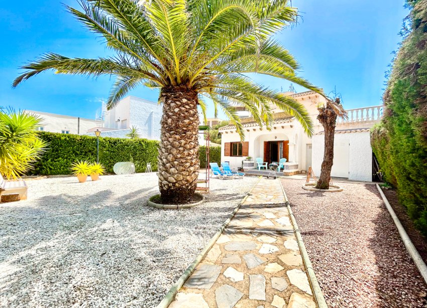 Resale - Villa / House - Orihuela Costa - La Zenia