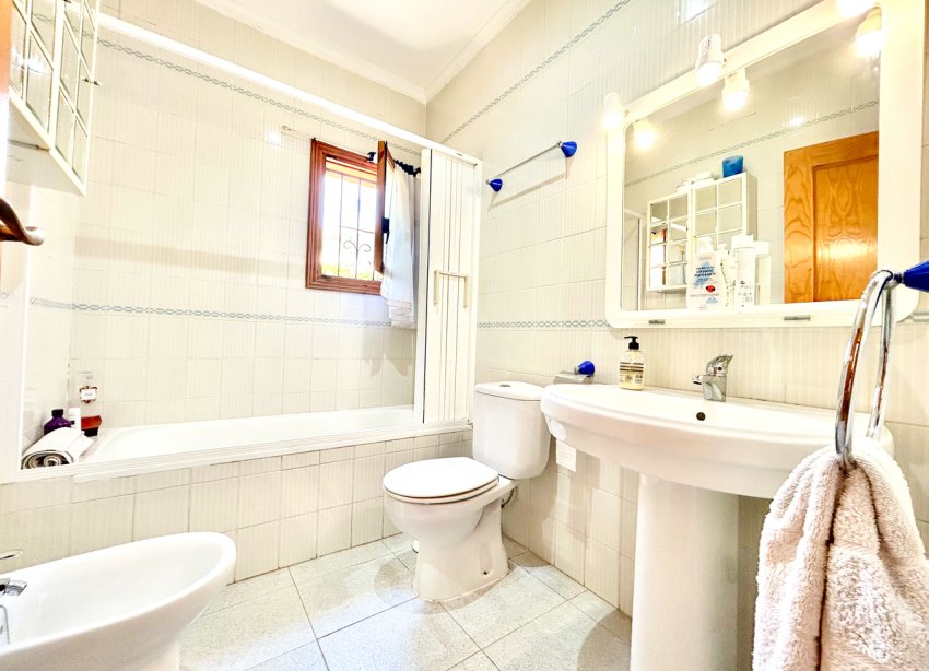Resale - Villa / House - Orihuela Costa - La Zenia
