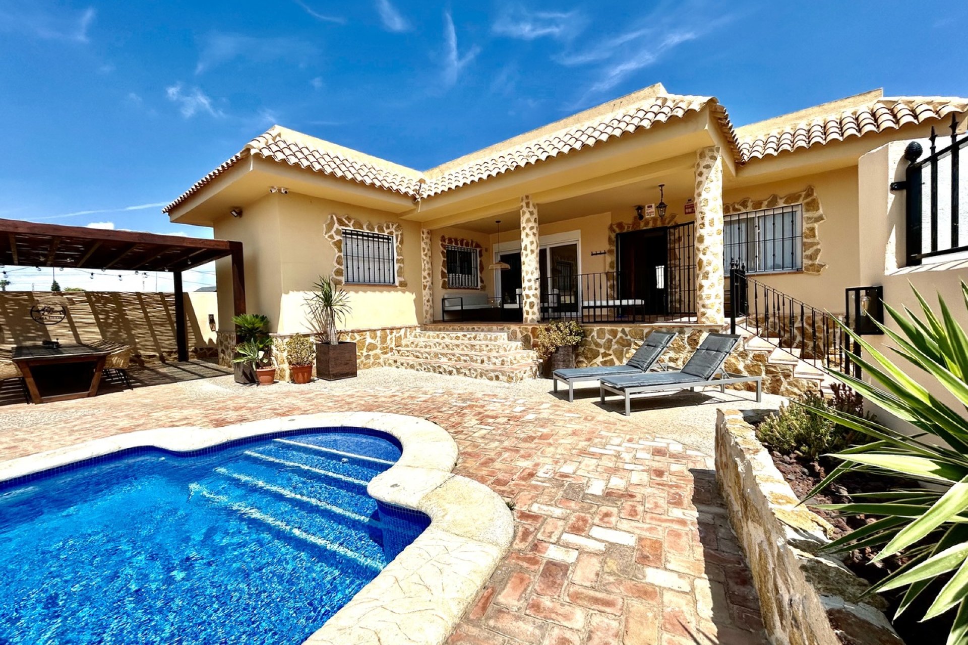 Resale - Villa / House - Orihuela Costa - La Zenia