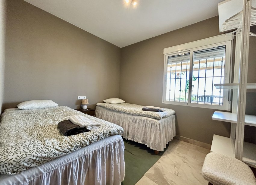 Resale - Villa / House - Orihuela Costa - La Zenia