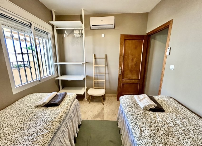 Resale - Villa / House - Orihuela Costa - La Zenia