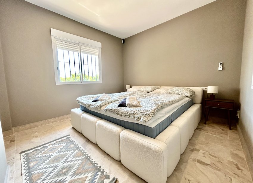 Resale - Villa / House - Orihuela Costa - La Zenia