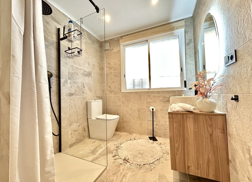 Resale - Villa / House - Orihuela Costa - La Zenia