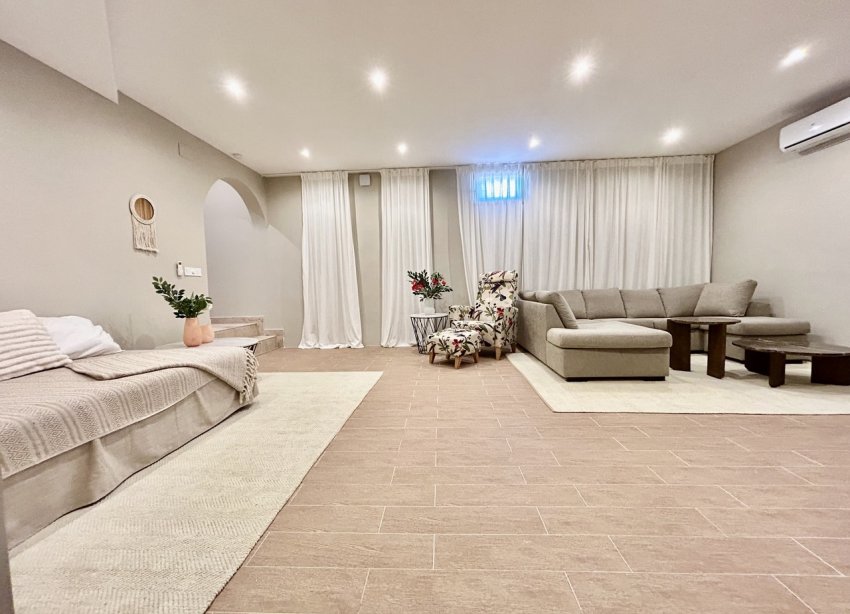 Resale - Villa / House - Orihuela Costa - La Zenia