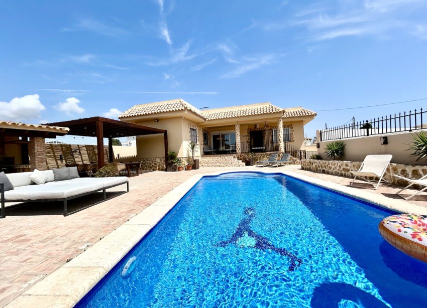 Resale - Villa / House - Orihuela Costa - La Zenia