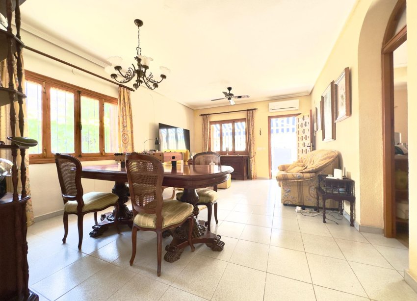 Resale - Villa / House - Orihuela Costa - La Zenia