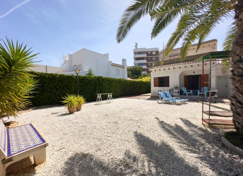 Resale - Villa / House - Orihuela Costa - La Zenia