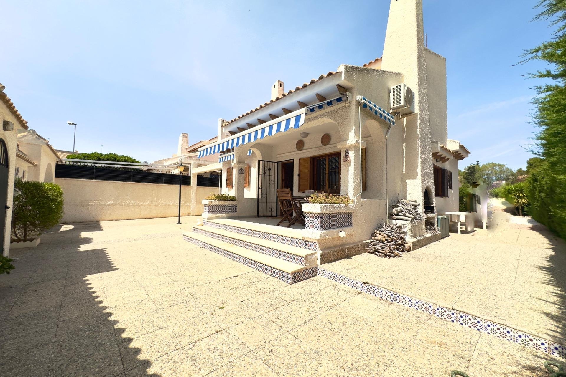 Resale - Villa / House - Orihuela Costa - La Zenia
