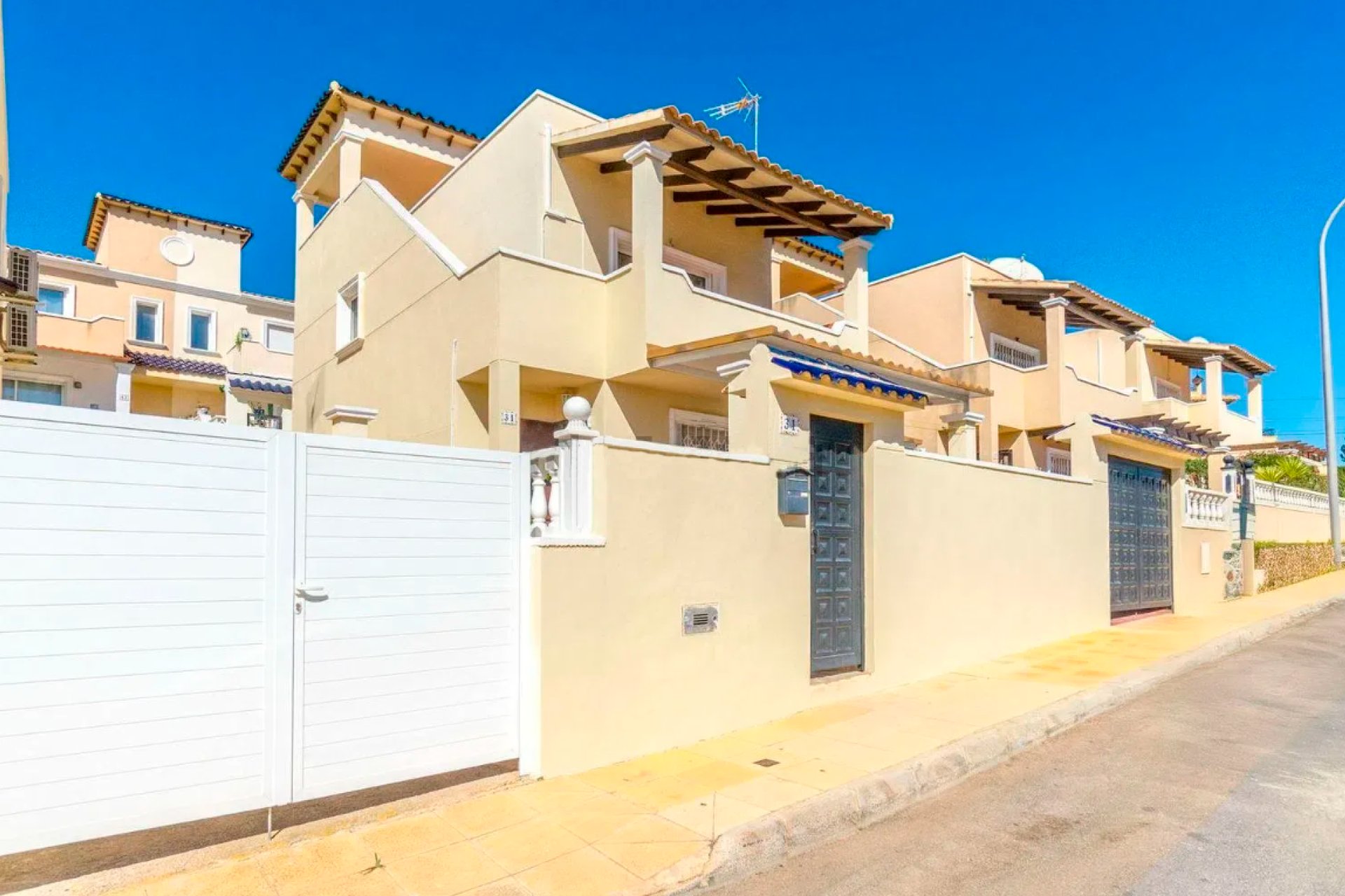 Resale - Villa / House - Orihuela Costa - Las Filipinas