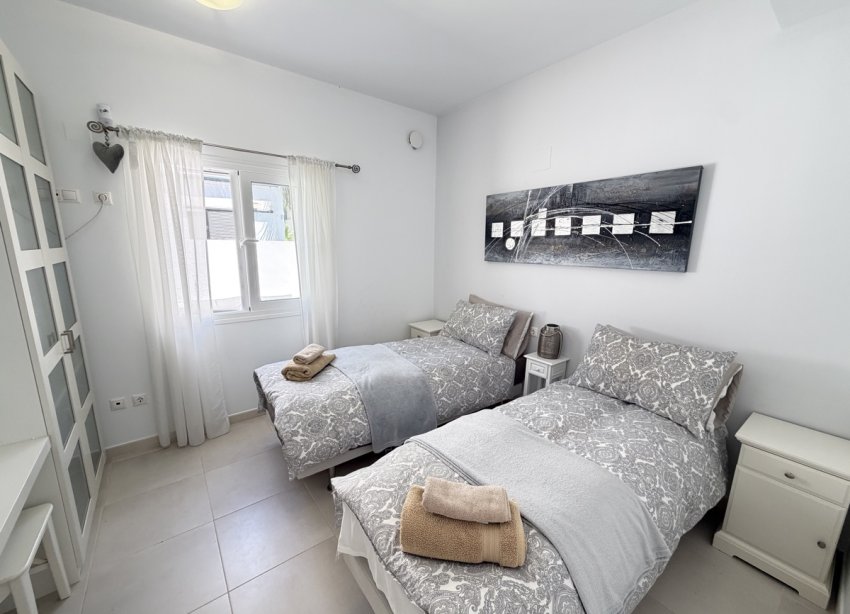 Resale - Villa / House - Orihuela Costa - Mil Palmeras