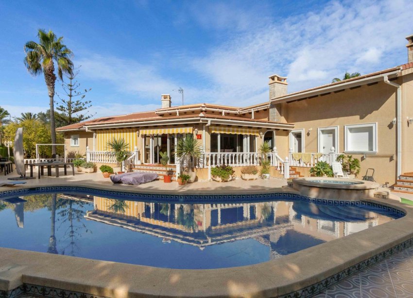 Resale - Villa / House - Orihuela Costa - MUY CERCA DE LA PLAYA