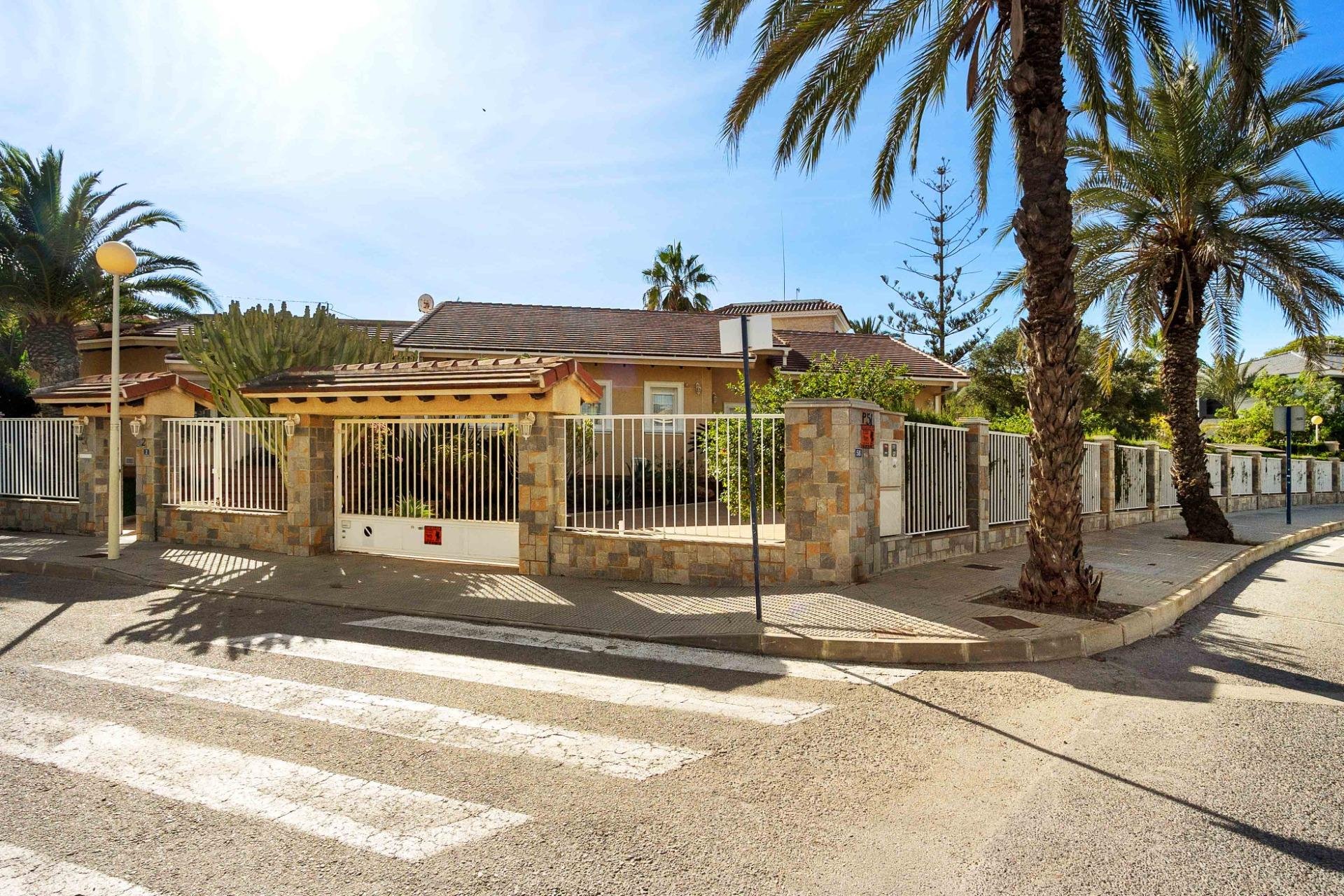 Resale - Villa / House - Orihuela Costa - MUY CERCA DE LA PLAYA