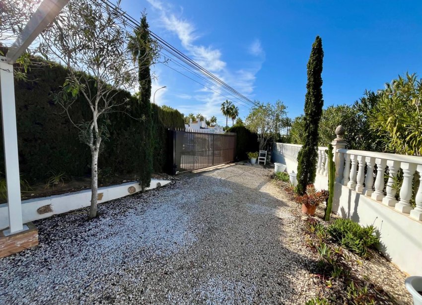 Resale - Villa / House - Orihuela Costa - Villamartín