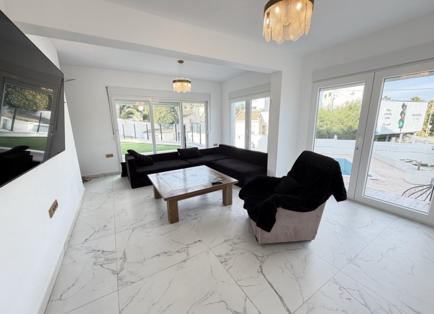 Resale - Villa / House - Orihuela Costa - Villamartín