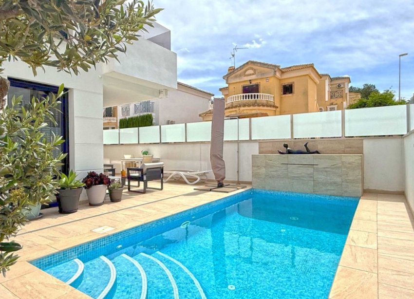 Resale - Villa / House - Orihuela Costa - Villamartín