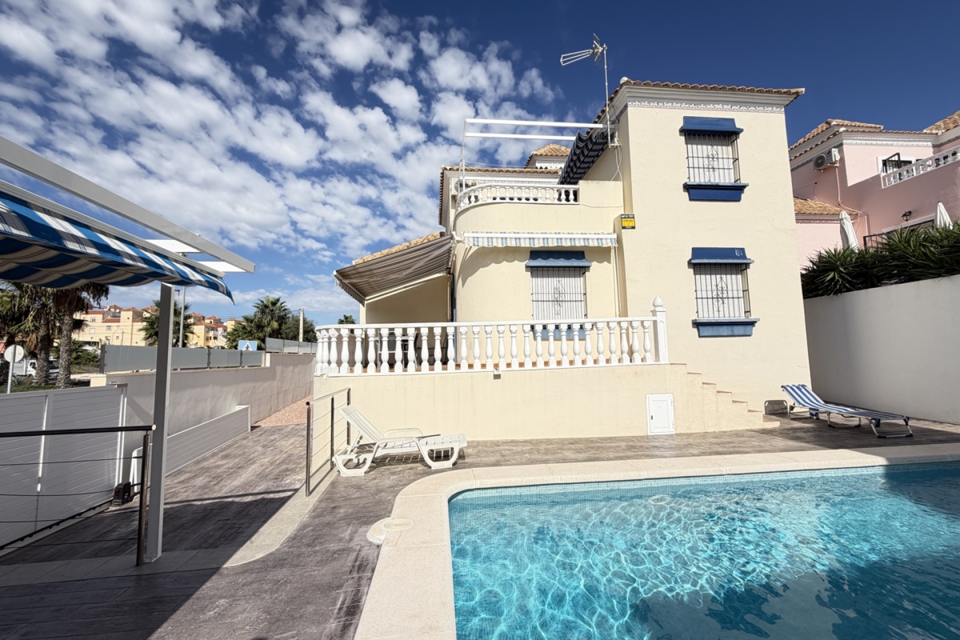 Resale - Villa / House - Orihuela Costa - Villamartín