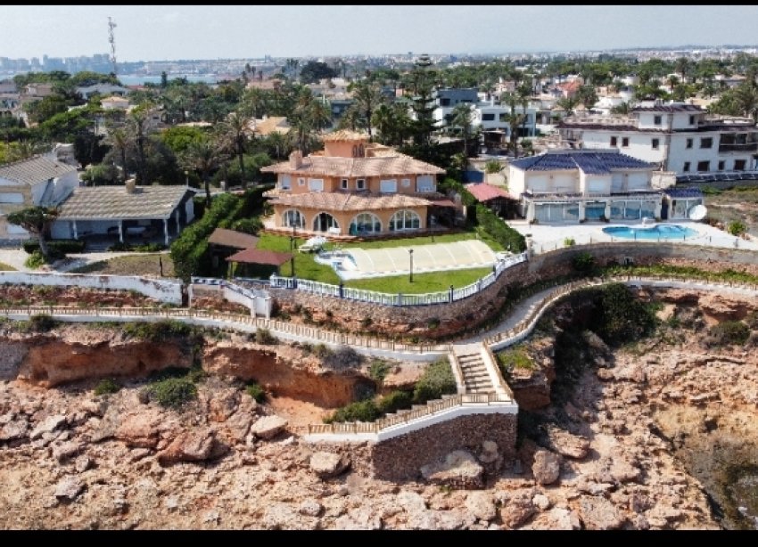 Resale - Villa / House - Orihuela Costa