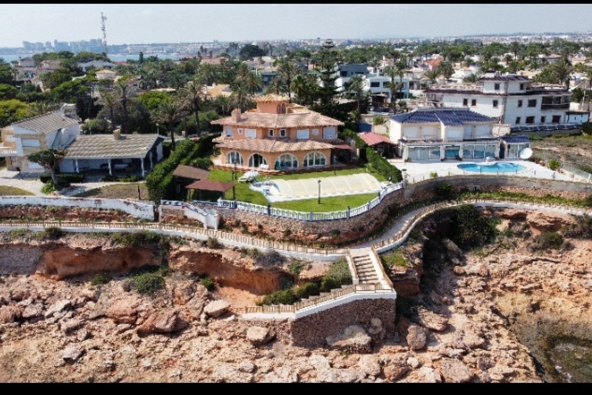 Resale - Villa / House - Orihuela Costa