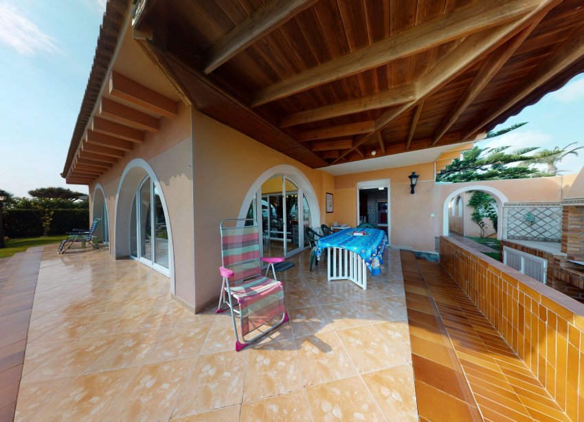 Resale - Villa / House - Orihuela Costa