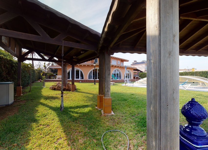 Resale - Villa / House - Orihuela Costa