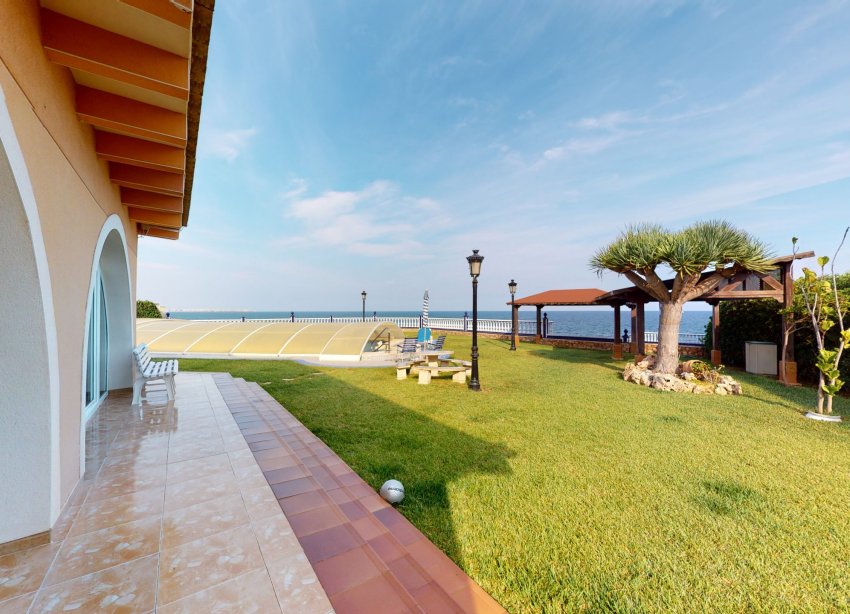 Resale - Villa / House - Orihuela Costa