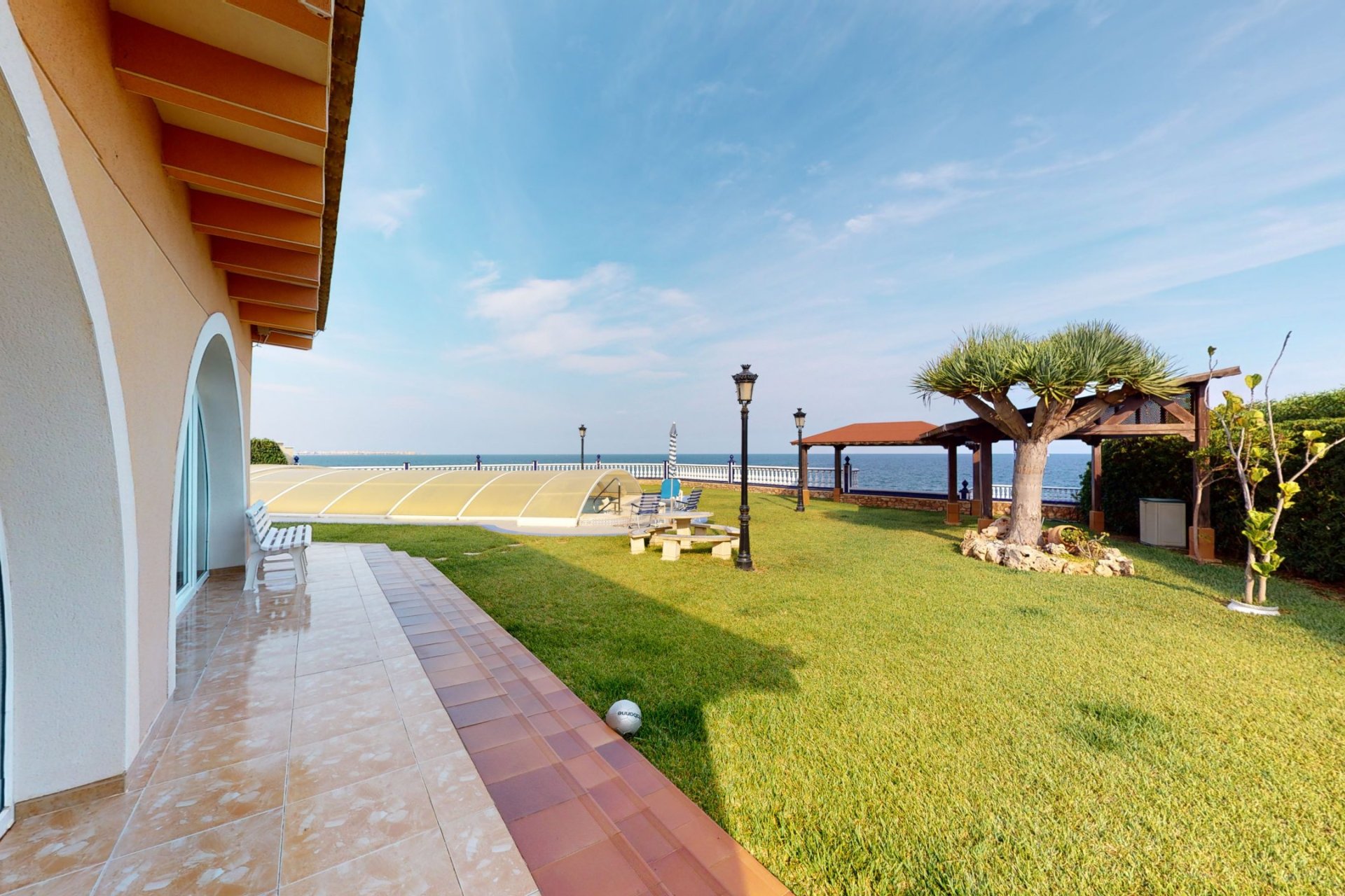 Resale - Villa / House - Orihuela Costa
