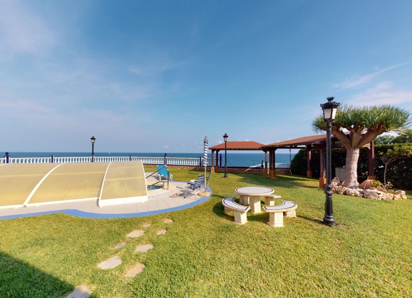 Resale - Villa / House - Orihuela Costa