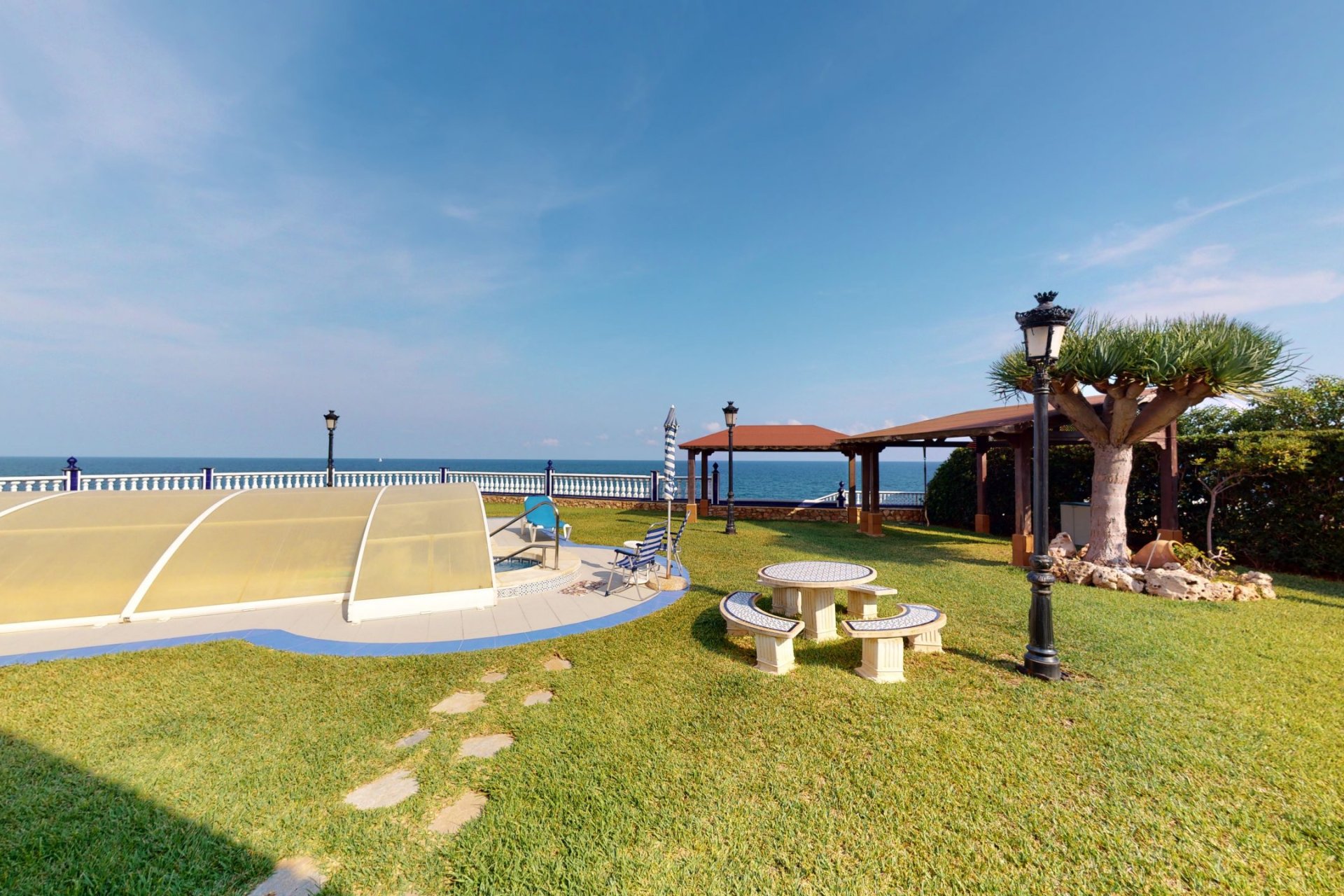 Resale - Villa / House - Orihuela Costa