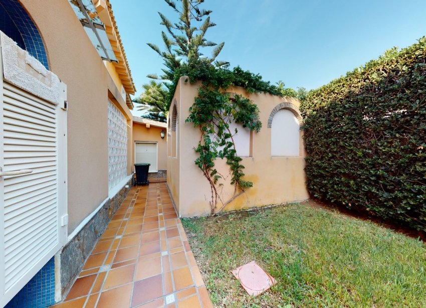 Resale - Villa / House - Orihuela Costa
