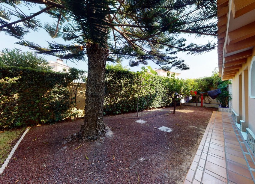 Resale - Villa / House - Orihuela Costa