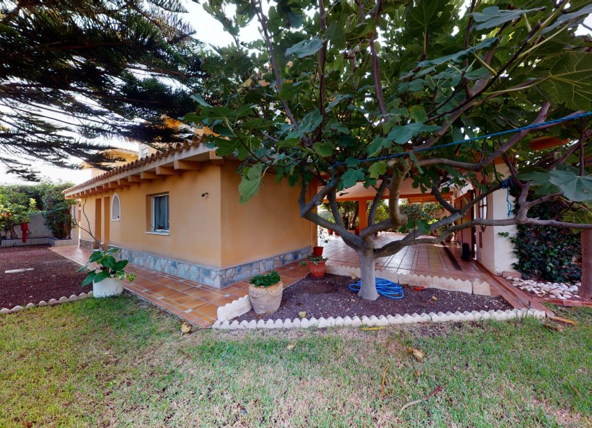Resale - Villa / House - Orihuela Costa