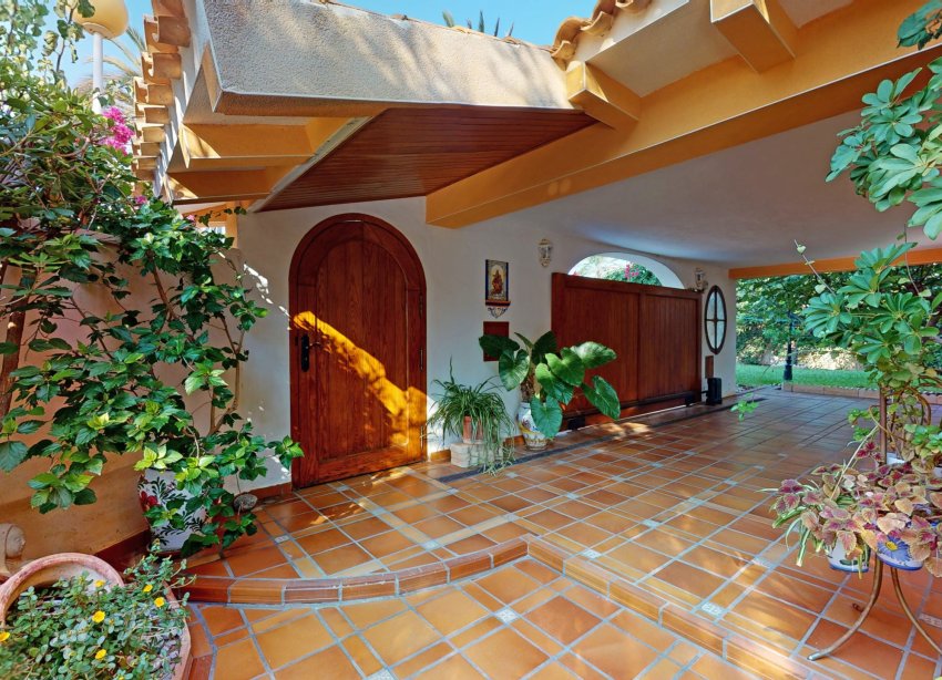 Resale - Villa / House - Orihuela Costa