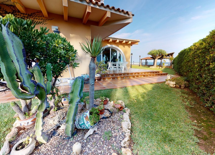 Resale - Villa / House - Orihuela Costa
