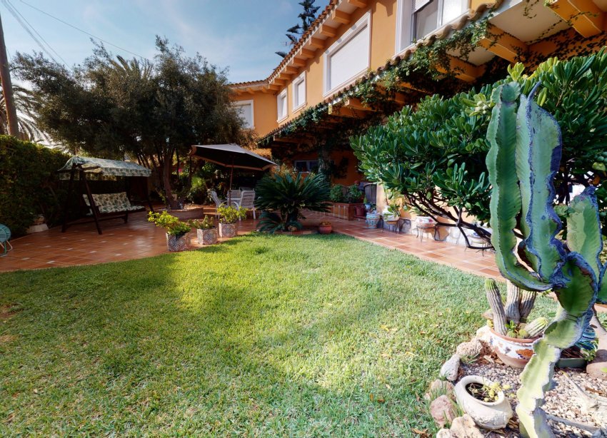Resale - Villa / House - Orihuela Costa