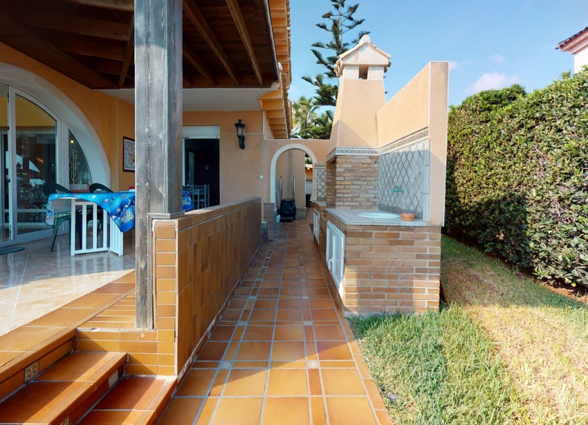 Resale - Villa / House - Orihuela Costa