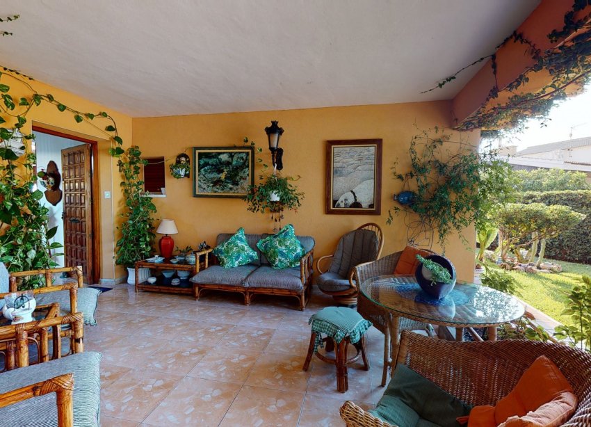Resale - Villa / House - Orihuela Costa
