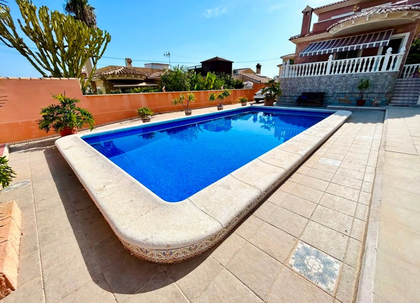 Resale - Villa / House - Orihuela - Los Balcones