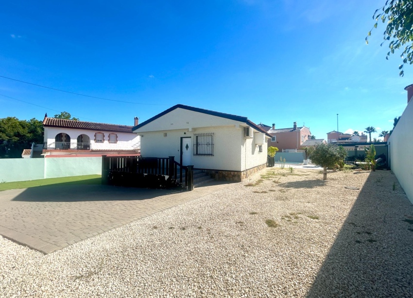 Resale - Villa / House - Pilar de la Horadada - Pinar de Campoverde