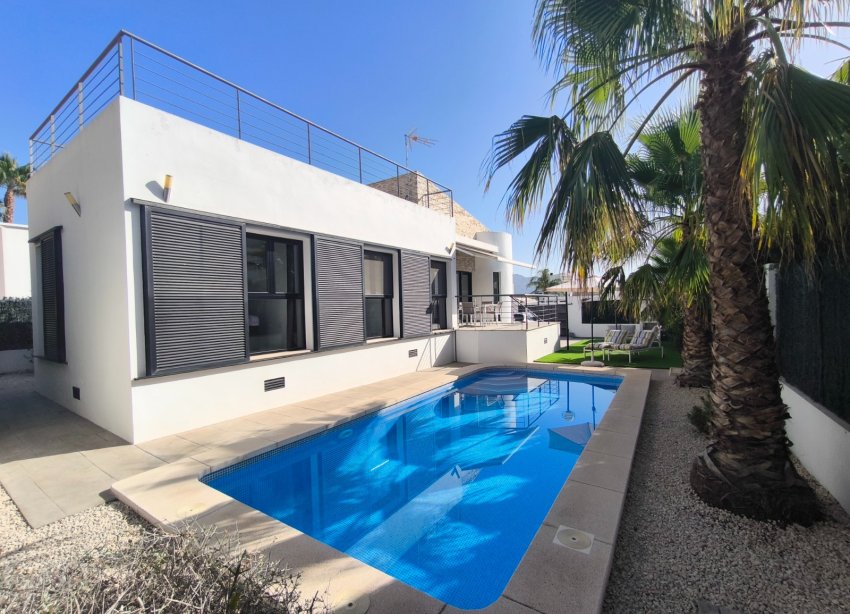 Resale - Villa / House - Polop - Alberca