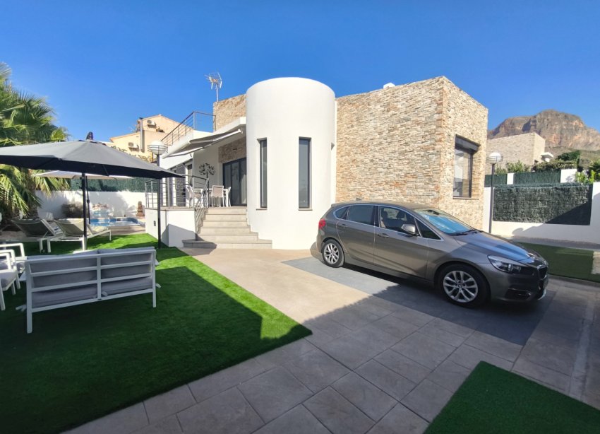 Resale - Villa / House - Polop - Alberca