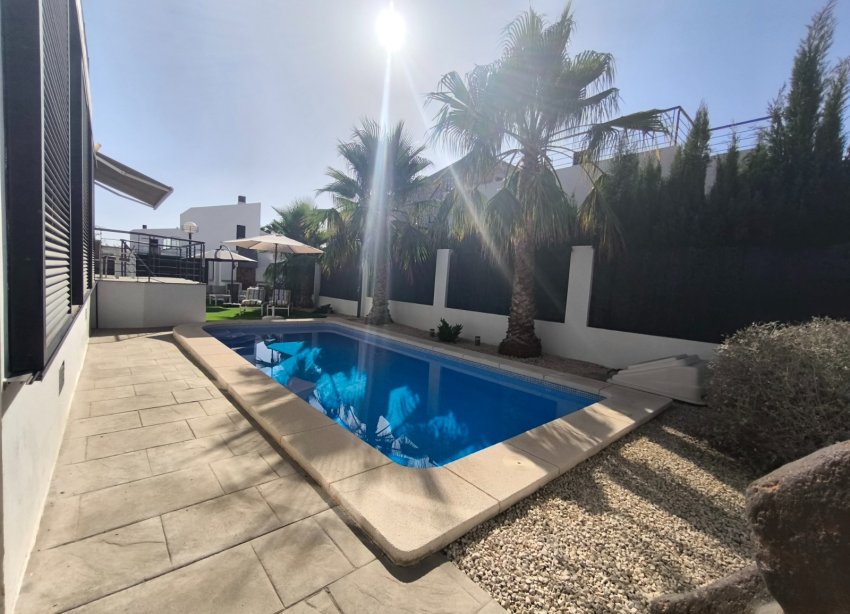 Resale - Villa / House - Polop - Alberca