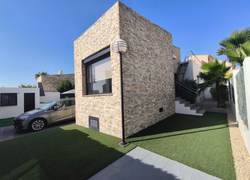 Resale - Villa / House - Polop - Alberca