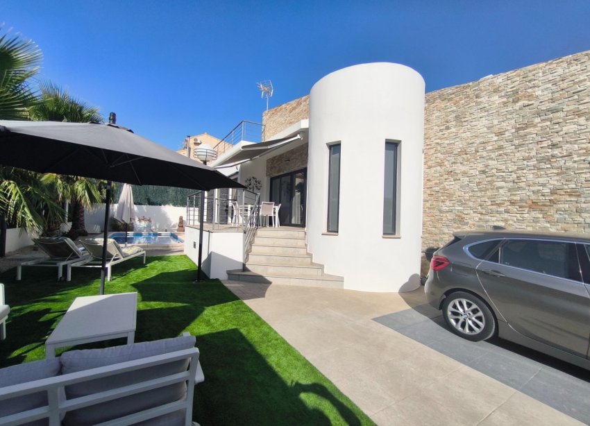 Resale - Villa / House - Polop - Alberca