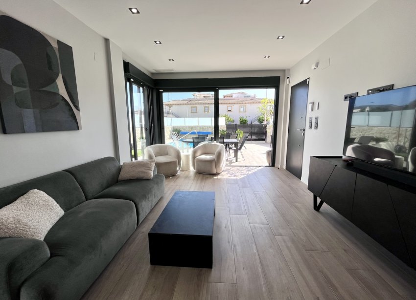 Resale - Villa / House - Punta Prima
