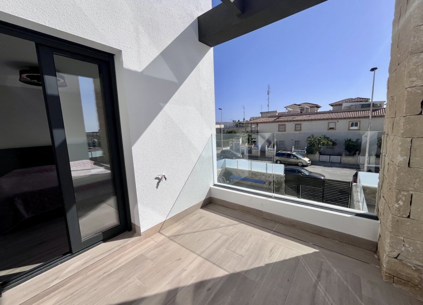 Resale - Villa / House - Punta Prima