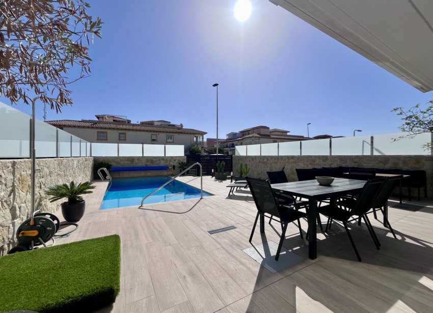 Resale - Villa / House - Punta Prima