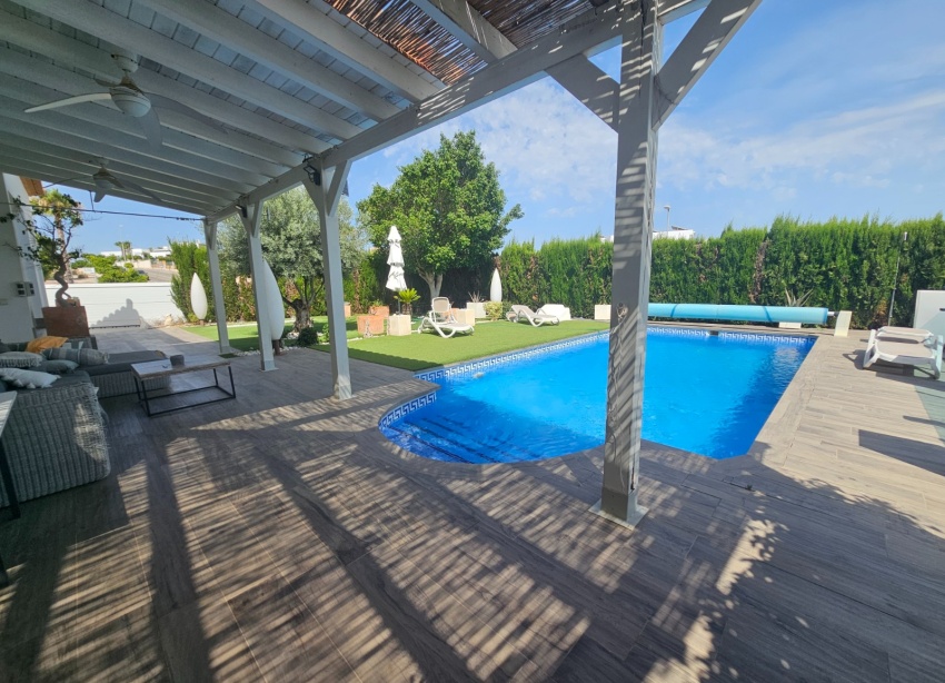 Resale - Villa / House - San Fulgencio - El Oasis